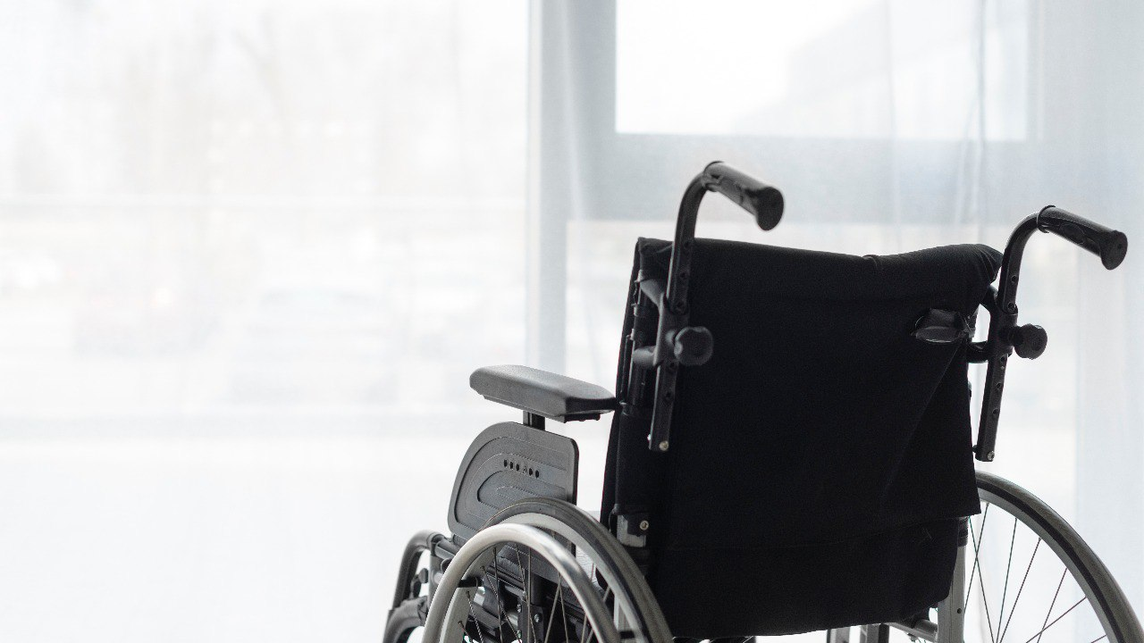 Протезы, ходунки, кресла-коляски и другие технические средства реабилитации люди с инвалидностью могут получить бесплатно по сертификату